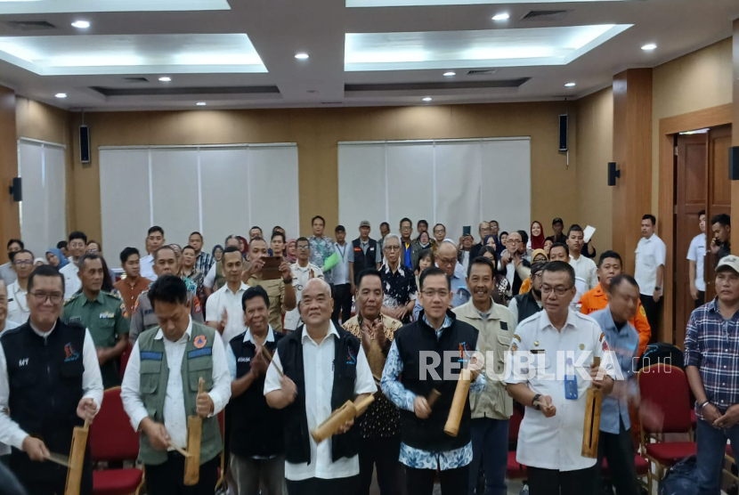 Peresmian Kongres bersama Wakil Gubernur DIY dan Tamu Kehormatan dalam Kongres Ke-5 FPRB DIY di Gedung DPD RI DIY, Rabu (18/12/2024).