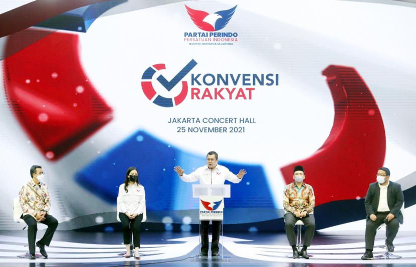 Ketua Umum DPP Partai Perindo Hary Tanoesoedibjo (tengah) meresmikan Konvensi Rakyat Partai Perindo di Jakarta Concert Hall, Kamis (25/11/2021).