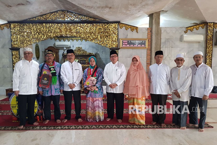 Peresmian manasik haji KBIH Miftahussalam Palembang oleh Kepala Kantor Wilayah Kementerian Agama Sumatra Selatan Alfajri Zabidi (ketiga dari kiri) bertempat di Masjid Nur Hidayah.