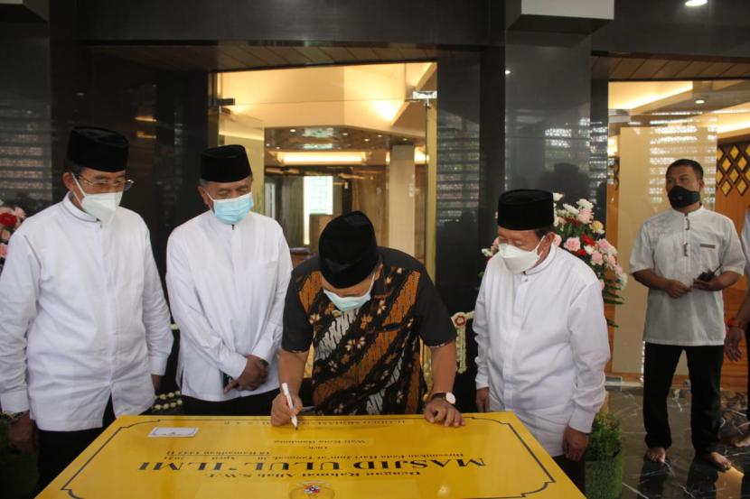 Peresmian Masjid Ulul Ilmi Unpas, ditandai dengan pengguntingan pita dan penandatanganan prasasti oleh Wali Kota Bandung Oded M Danial.