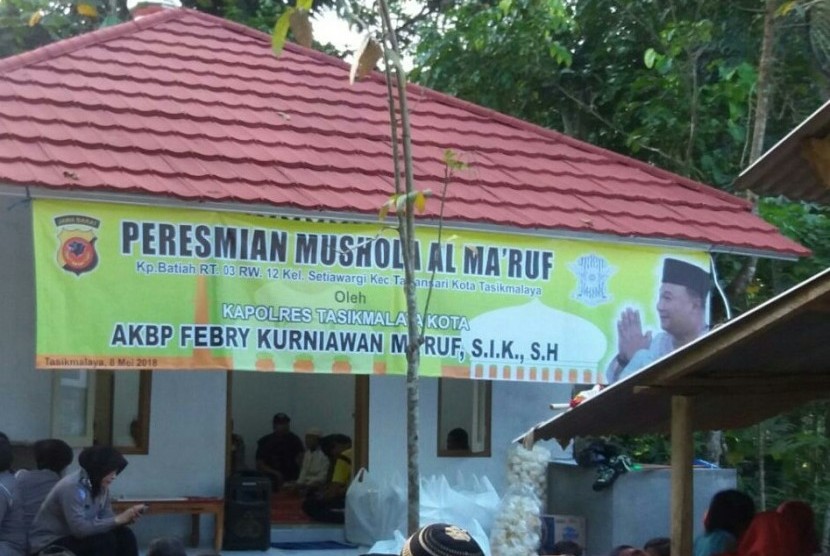 Peresmian mushola Al Ma'ruf oleh Kapolresta Tasik AKBP Febry Ma'ruf di Kecamatan Tamansari Kota Tasikmalaya.
