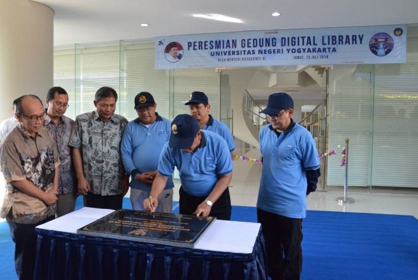 Peresmian operasional Perpustakaan Digital yang ada di Universitas Negeri Yogyakarta (UNY), Jumat (13/7).  Peresmian oleh Kemenristekdikti, Mohamad Nasir, didampingi Rektor UNY, Sutrisna Wibawa.