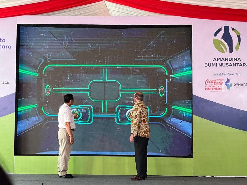  Peresmian pabrik daur ulang plastik PET Amandina Bumi Nusantara dan Yayaaan Mahija Prahita Nusantara di Bekasi, Jawa Barat, Rabu (8/2/2023). 