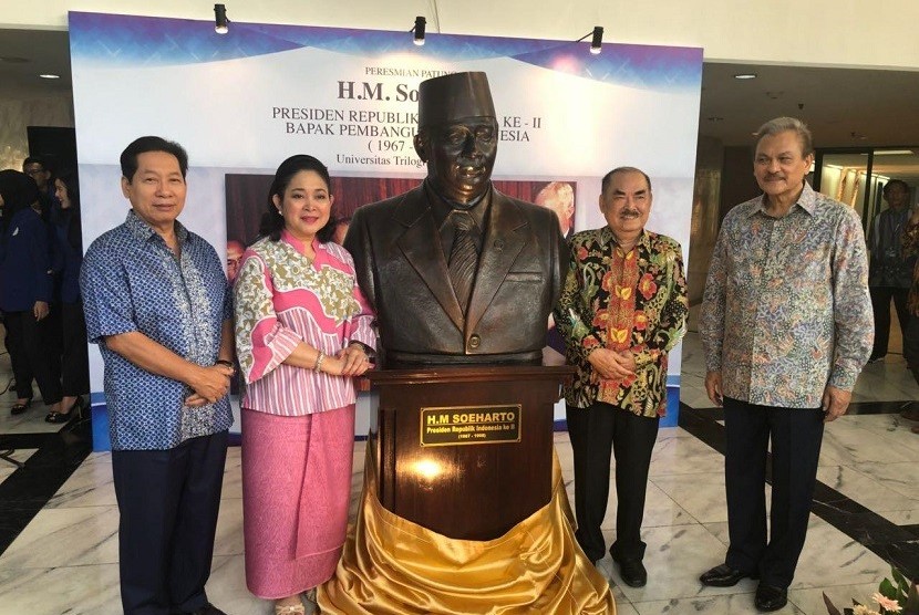 peresmian patung Soeharto di lobi utama Universitas Trilogi, Jakarta.