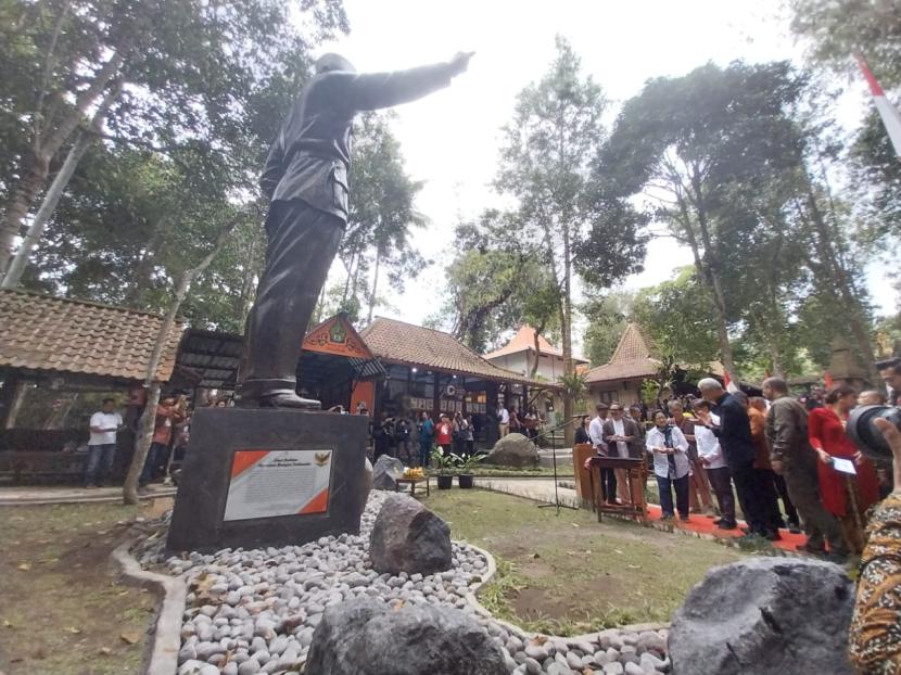 Peresmian patung Soekarno di Oemah Petruk, Sleman, DIY.