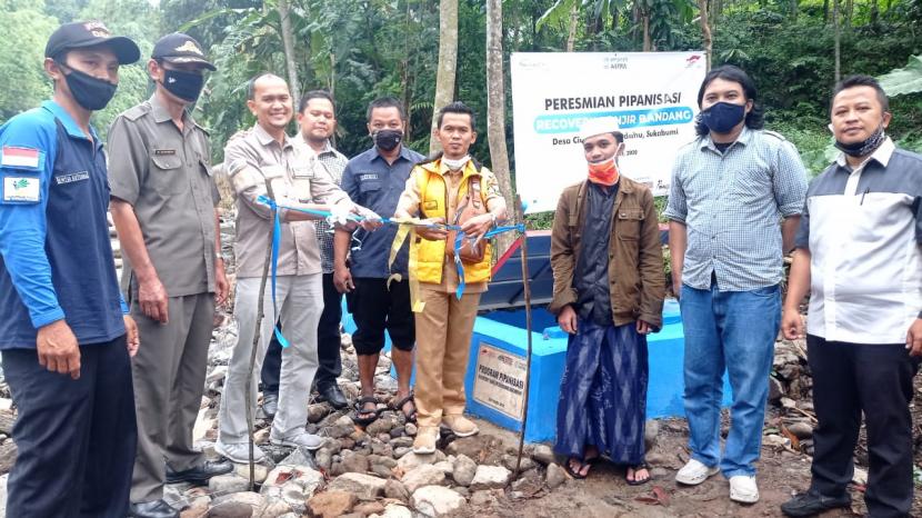 Peresmian pembangunan saluran air bersih di Desa Cidahu, Kabupaten Sukabumi, Selasa (17/11)
