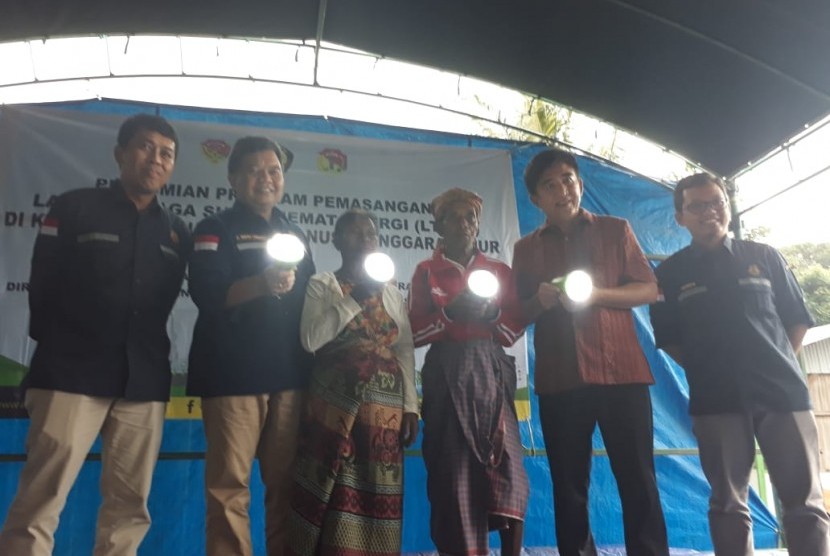 Peresmian Pendistribusian Lampu Tenaga Surya Hemat Energi (LTSHE) di desa Maudemu, Kecamatan Lamaknen, Kabupaten Belu, Nusa Tenggara Timur, Jumat (1/2).