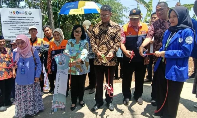  Peresmian penggunaan alat sistem peringatan dini tanah longsor di Dusun Bandungan, Kabupaten Semarang.