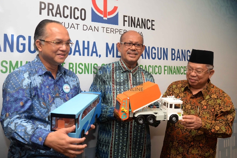 Peresmian Pracico Finance Syariah: CEO PT. Pracico Multifinance Tedy Agustiansjah (kiri) bersama Vice Presiden Pracico Finance Syariah Djamil Hasyim (tengah) memperlihatkan miniatur bus angkutan massal dan truk pengangkut sampah kepada Ketua Dewan Nasional