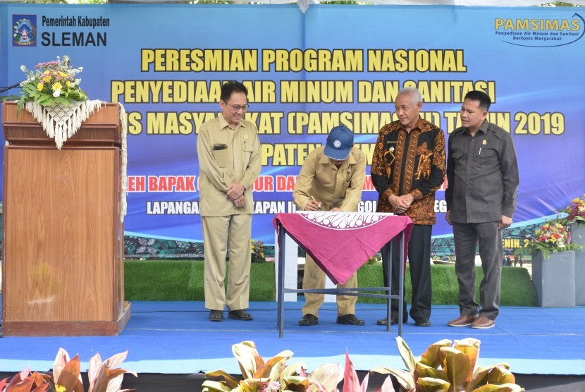 Peresmian program penyediaan air minum dan sanitasi berbasis masyarakat (Pamsimas) di Dusun Klangkapan II, Desa Margoluwih, Kecamatan Seyegan, Kabupaten Sleman, Senin (2/12). 