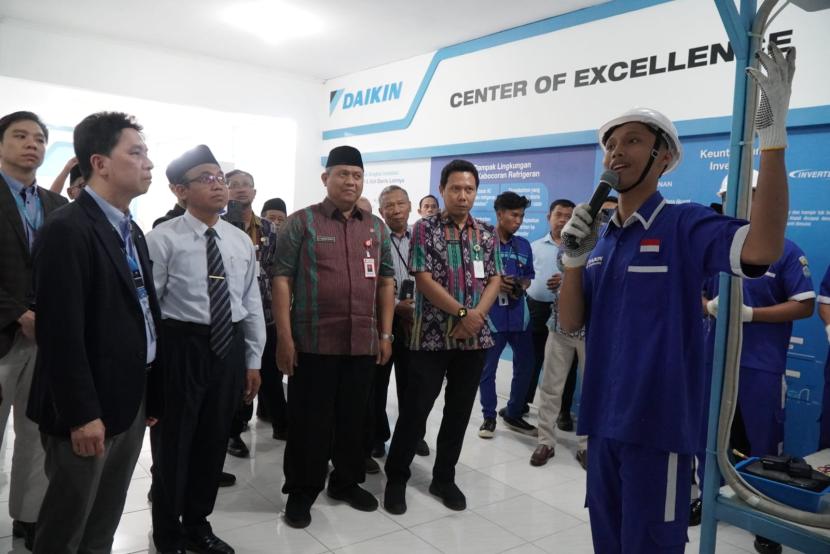 Peresmian pusat keunggulan di Sekolah Menengah Kejuruan Nahdlatul Ulama Ungaran, Jawa Tengah (27/8/2024).