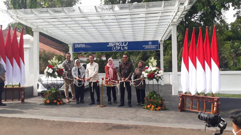 Peresmian SPKLU di lingkungan Istana Kepresidenan Bogor, Jawa Barat, Jumat (10/3/2023).