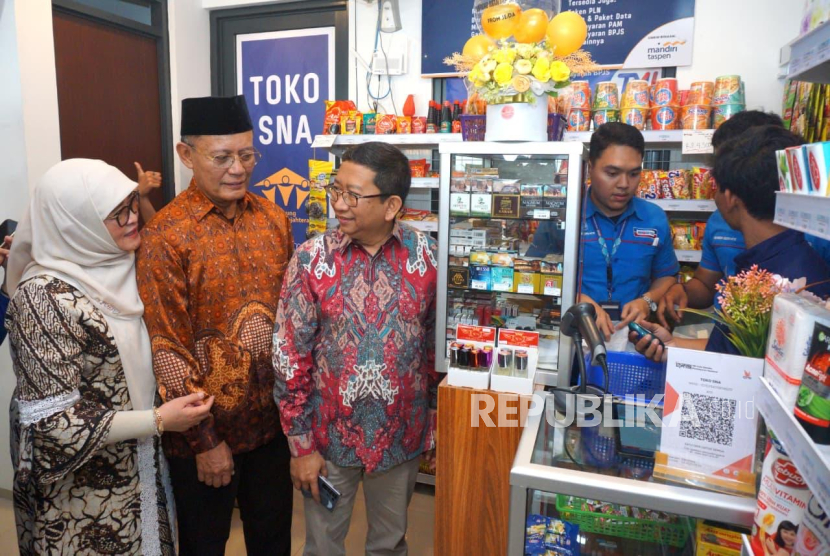 Peresmian toko kelontong modern dari program Warung Mantap Sejahtera di Bandung, Jawa Barat, Sabtu (20/9/2025). 