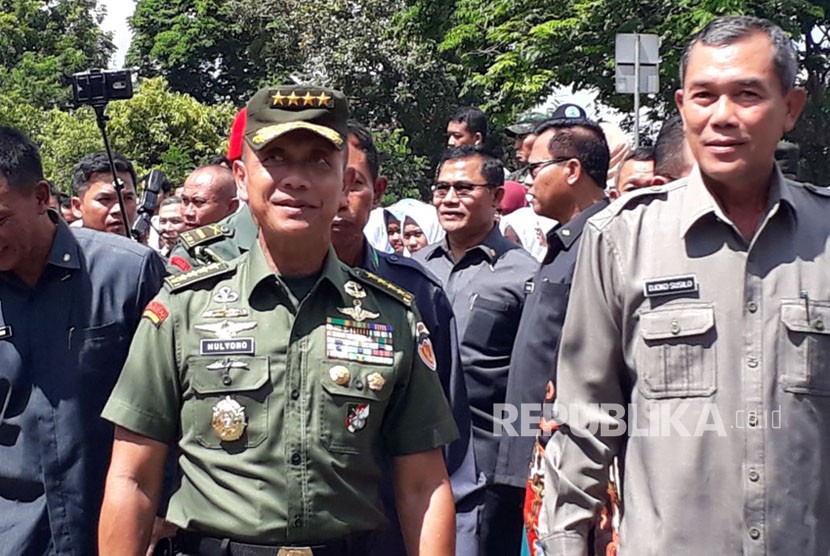 Peresmian Universitas Jenderal Achmad Yani (Unjani) oleh Kepala Staf Angkatan.Darat.Jenderal TNI Mulyono di Kampus Unjani Senin (26/3). Peresmian ditandai dengan pembukaan selubung papan nama universitas dan penyerahan bendera lambang Unjani DIY oleh Kasad Jend.TNI Mulyono.kepada Rektor Unjani DIY Djoko Susilo.