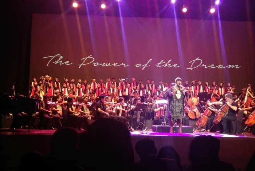 Performa Ar Rachman Abdu’a bersama tim Jakarta Youth Choir pada konser memeriahkan Asian Games 2018.