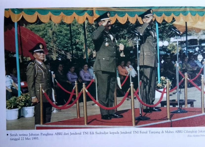 Pergantian Panglima ABRI dari Jenderal Edi Sudradjat kepada Jenderal Feisal Tanjung di Mabes Cilangkap pada 23 Mei 1993.