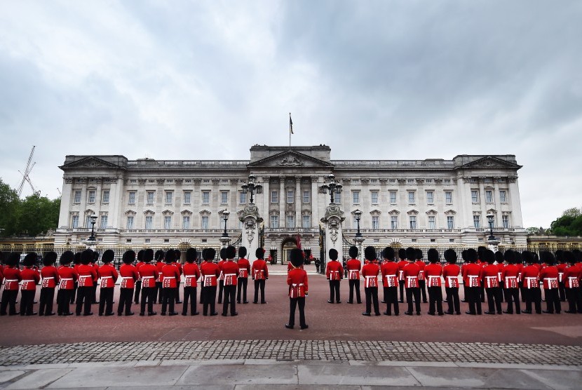 Pergantian penjaga di Buckingham Palace kerap menjadi atraksi wisata di London, Inggris. 