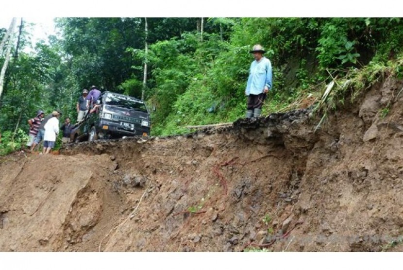 Tanah longsor (ilustrasi). Bencana tanah longsor terjadi di Desa Rahtawu Kecamatan Gebog, Kabupaten Kudus, Jawa Tengah, Senin (26/12/2022). 
