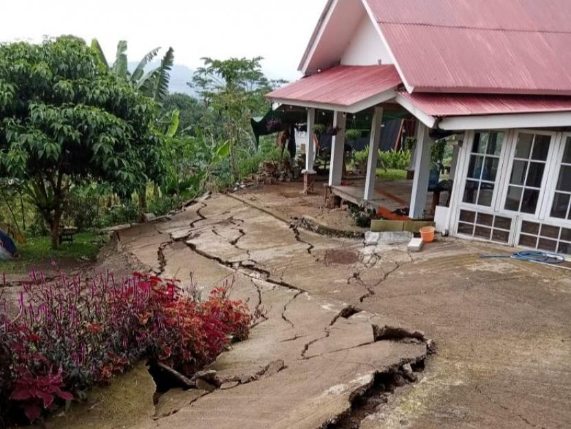 Pergeseran tanah ilustrasi. Pergeseran tanah yang terjadi di wilayah Desa Bojong Koneng, Kecamatan Babakan Madang, Kabupaten Bogor, Provinsi Jawa Barat, menyebabkan kerusakan setidaknya 23 bangunan dan bagian jalan sepanjang satu kilometer.