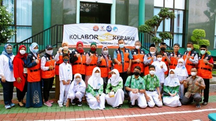 Perguruan Al Azhar Rawamangun dan Lembaga Kemanusiaan Indonesian Relief Rescue (IRRES) pada Selasa (28/12) melakukan aksi Peduli Semeru dengan mengirimkan bantuan untuk masyarakat penyintas terdampak bencana erupsi Semeru di  Lumajang Jawa Timur. 