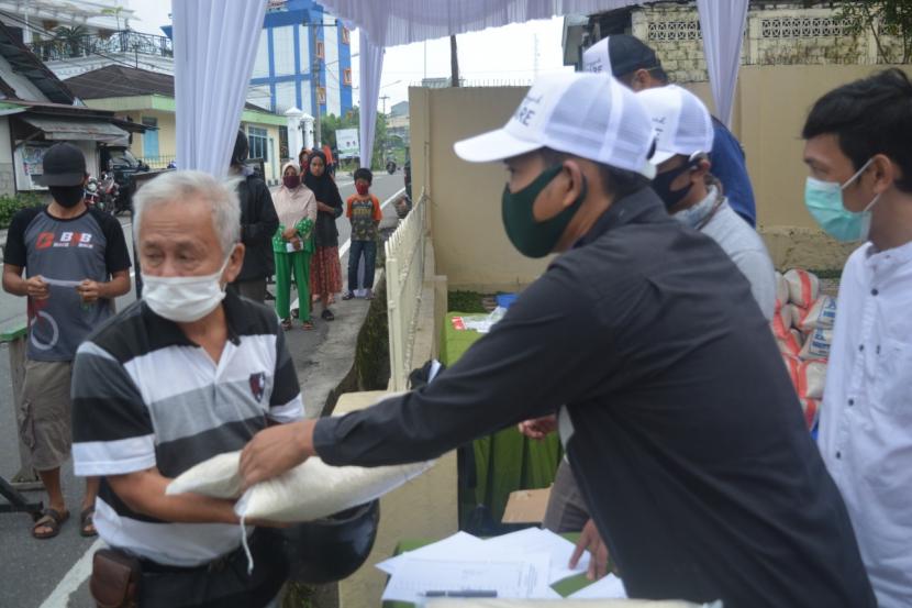 Perguruan Diniyyah Putri Padang Panjang bagikan beras 2 ton untuk warga terdampak covid-19 di Padang Panjang, Rabu (22/4)|