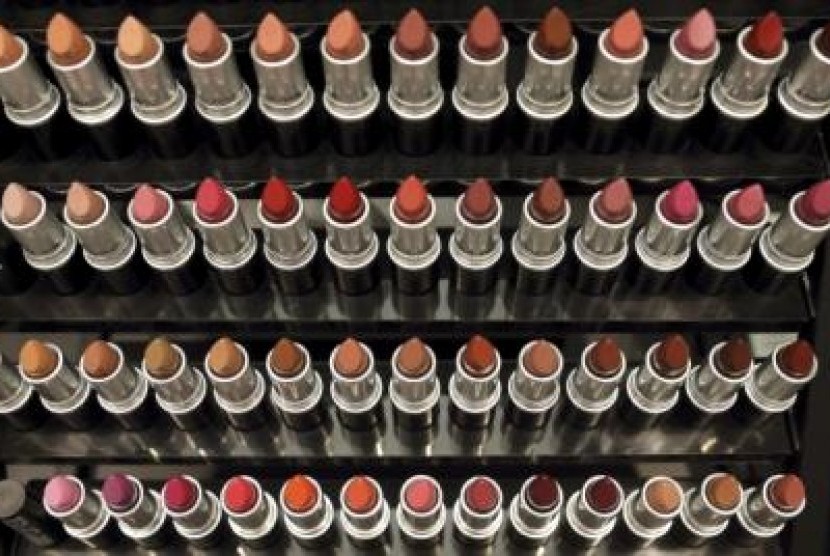 Perhatikan faktor warna kulit saat memilih warna lipstik.