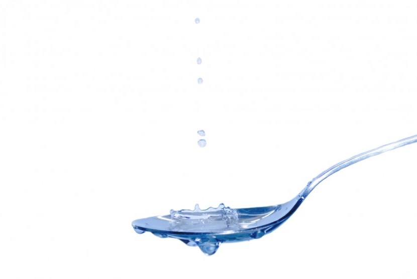 Perhatikan jumlah air mineral yang dikonsumsi tiap hari agar tubuh terhindar dehidrasi.