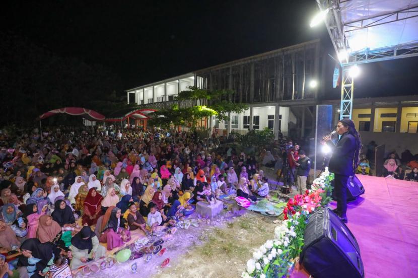 Ribuan warga Bojonegoro hadiri Malam Raya Musik-Sholawat Iluminasi bersama Cak Sodiq