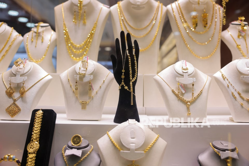 Perhiasan dipajang di pasar Gold Souk di Dubai, Uni Emirat Arab, 14 Maret 2025. 