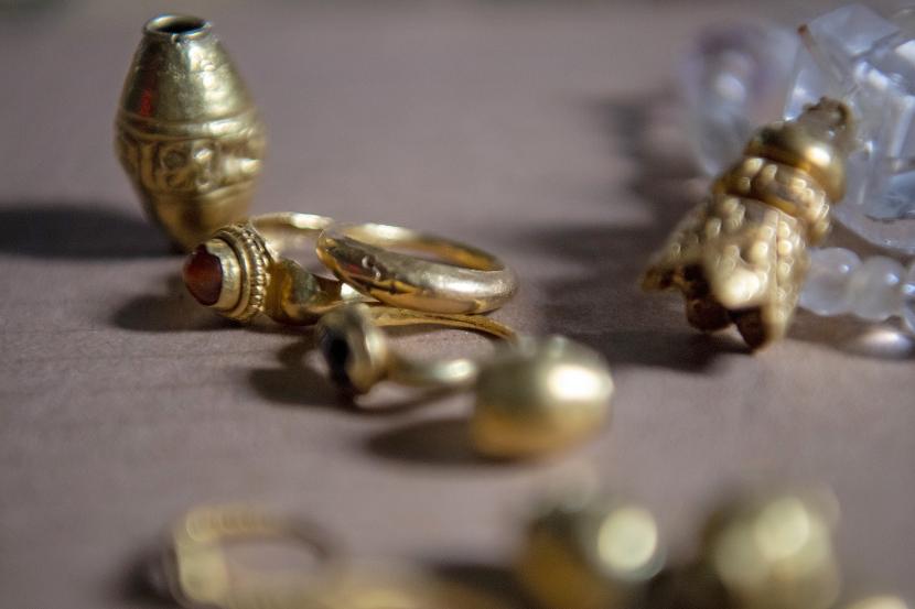 Perhiasan emas (ilustrasi).Bagaimana hukumnbya suami minta istri kenakan perhiasan sepanjang waktu?