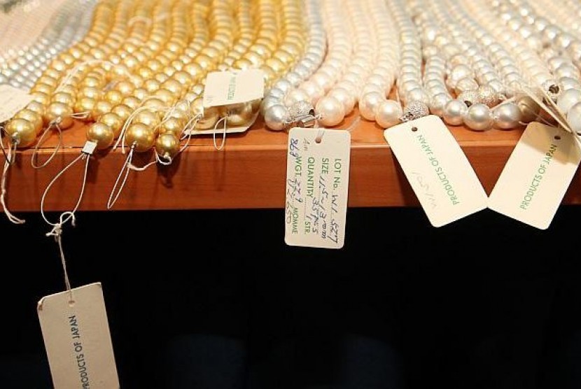 Perhiasan mutiara dalam pameran Singapuran International Jewellery Show