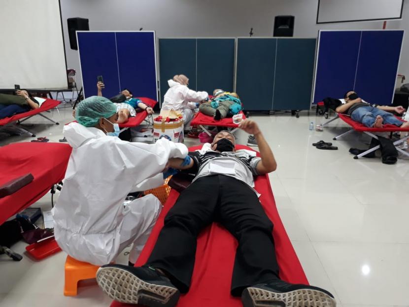 Perhimpunan Indonesia Tionghoa (INTI) Cabang Kota Sukabumi yang menggelar donor darah di Sekretariat INTI di Danalaga Square Kota Sukabumi, Ahad (14/3).
