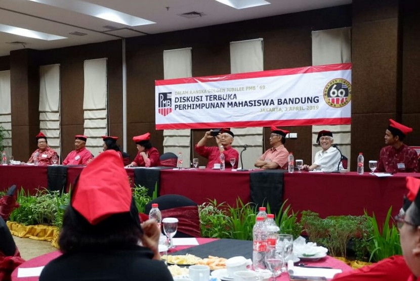 Perhimpunan Mahasiswa Bandung (PMB) Angkatan 1969 mengadakan diskusi terbuka menyambut Golden Jubilee, Rabu (3/4). Diskusi ini menghadirkan mantan menteri Sarwono Kusumaatmadja.