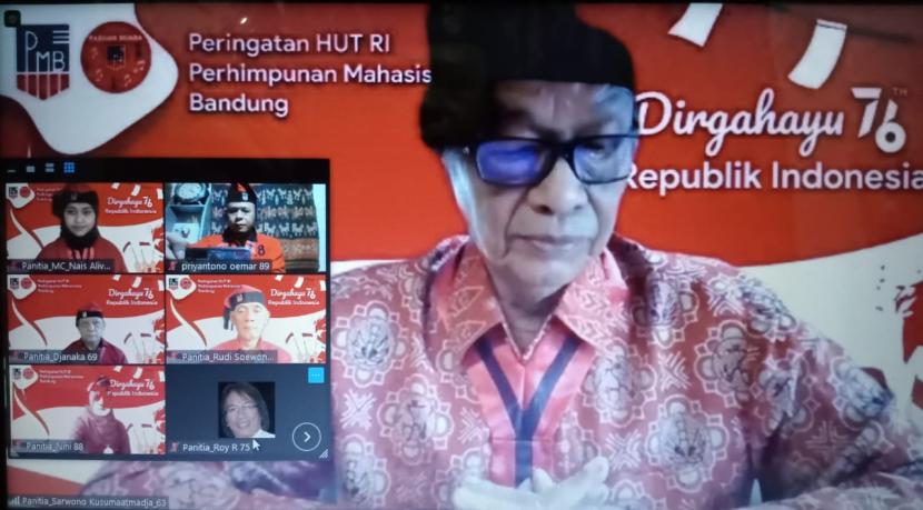 Perhimpunan Mahasiswa Bandung (PMB) mengadakan upacara hari ulang tahun kemerdekaan Republik Indonesia (RI) yang ke 76 secara virtual, Selasa (17/8) pagi. Kegiatan yang dilaksanakan tanpa acara menaikkan bendera merah putih ini dihadiri oleh para mantan menteri