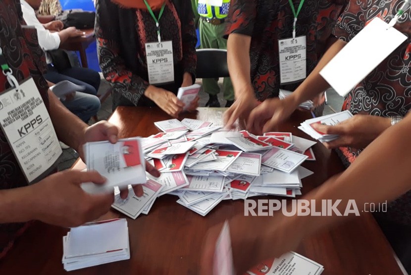 Ballot counting of Malang head regional election, East Java, Wednesday (June 27).