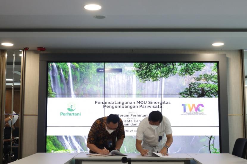Perhutani meneken MoU dengan PT Taman Wisata Candi Borobudur, Prambanan dan Ratu Boko (PT TWC), untuk mengembangkan  843 destinasi wisata di wilayah kerja Perhutani, di Jawa dan dan Madura, Rabu (27/4).