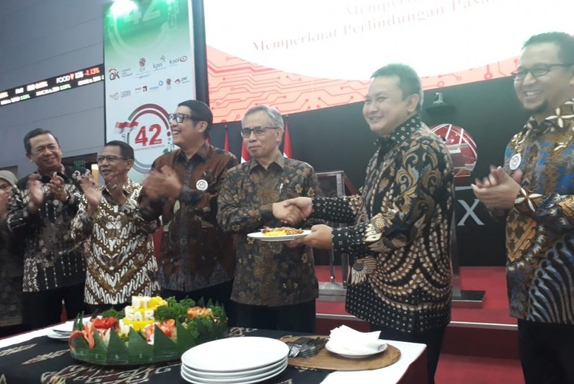 Peringatan 42 Tahun Diaktifkannya Kembali Pasar Modal Indonesia, di Jakarta, Senin (12/8). 