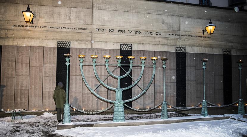 Peringatan bagi para korban Holocaust di luar Sinagoga Agung Stockholm, 27 Januari 2019.