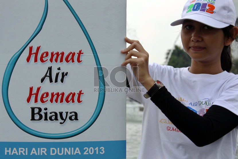  Peringatan  Hari Air Sedunia di kawasan Bunderan Hotel Indonesia, Jakarta, Jumat (22/3).  (Republika/Yasin Habibi)