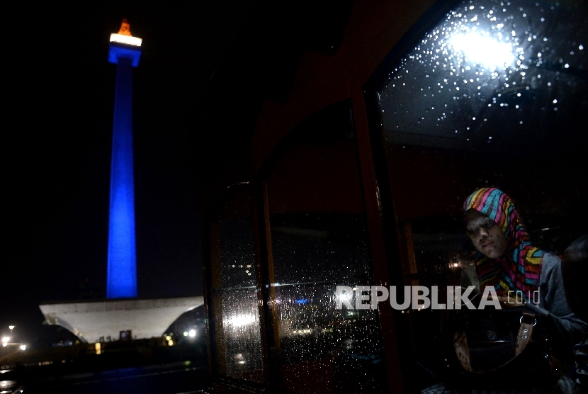 Peringatan Hari Autisme Sedunia : Monumen Nasional (Monas) disorot dengan lampu/cahaya biru sebagai kampanye Light It Up Blue (LIUB) di Jakarta, Ahad (2/4) malam