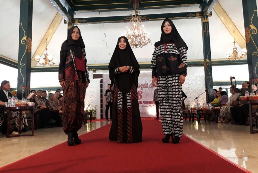 Peringatan Hari Batik Nasional dilaksanakan di Pendopo Hotel Royal Ambarukmo, Yogyakarta, Senin (2/10).