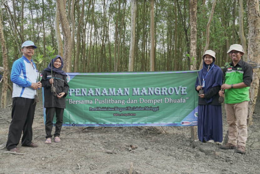 Peringatan Hari Bumi. Memperingati Hari Bumi, Dompet Dhuafa ajak mahasiswa Uiversitas Lampung menanam mangrove sebagai wujud kepedulian terhadap lingkungan.