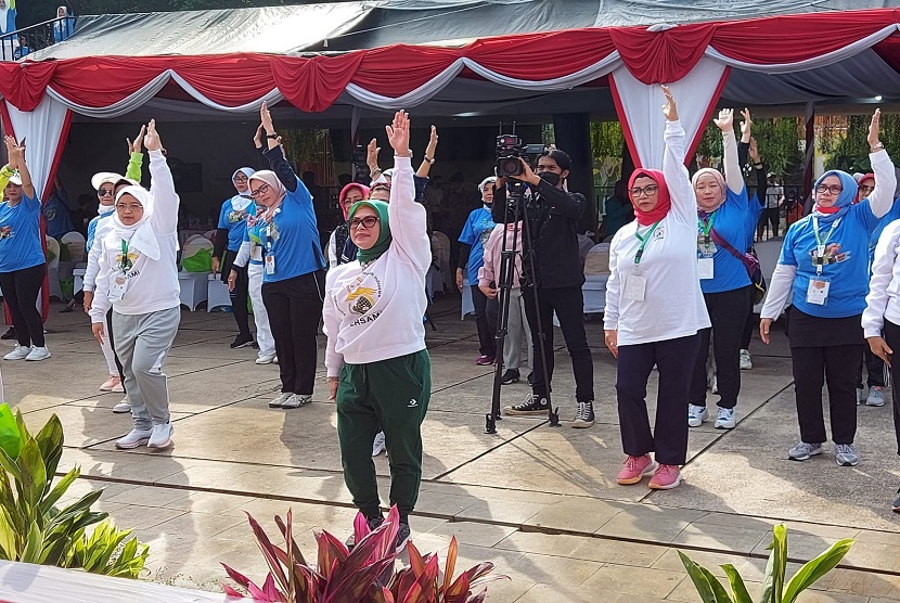Peringatan Hari Ibu pada 22 Desember mendatang diperingati oleh Perhimpunan Saudagar Muslimah Indonesia (Persami) dengan cara yang berbeda. Persami bekerja sama dengan Perwatusi ( Perkumpulan Warga Tulang Sehat Indonesia) menggelar Senam Pencegahan Osteoporosis bagi ratusan Ibu-Ibu di Lapangan Banteng, Jakarta, Ahad (18/12/2022). 