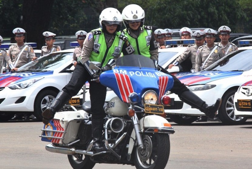 Peringatan Hari Kartini bagi para wanita polisi itu beraneka. Kolega mereka di Pontianak berdinas dan berkampanye berkendara aman dengan memakai kebaya tradisional serta sanggul di kepala