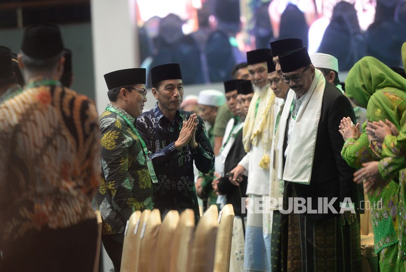 Peringatan Hari Lahir PBNU. Presiden Joko Widodo menyalami tamu undangan saat Peringatan Harlah ke-93 PBNU di Balai Sidang Jakarta, Kamis (31/1/2019).