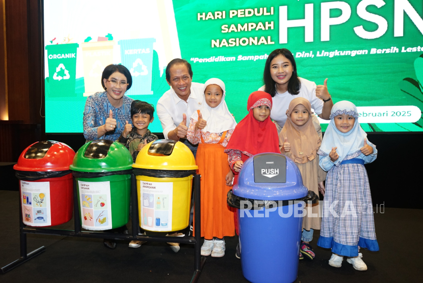 Peringatan Hari Peduli Sampah Nasional 2025 yang digelar Asosiasi Pengusaha Indonesia (APINDO) Jawa Barat (Jabar), mengundang anak-anak PAUD di Bandung, Sabtu (22/2) malam.