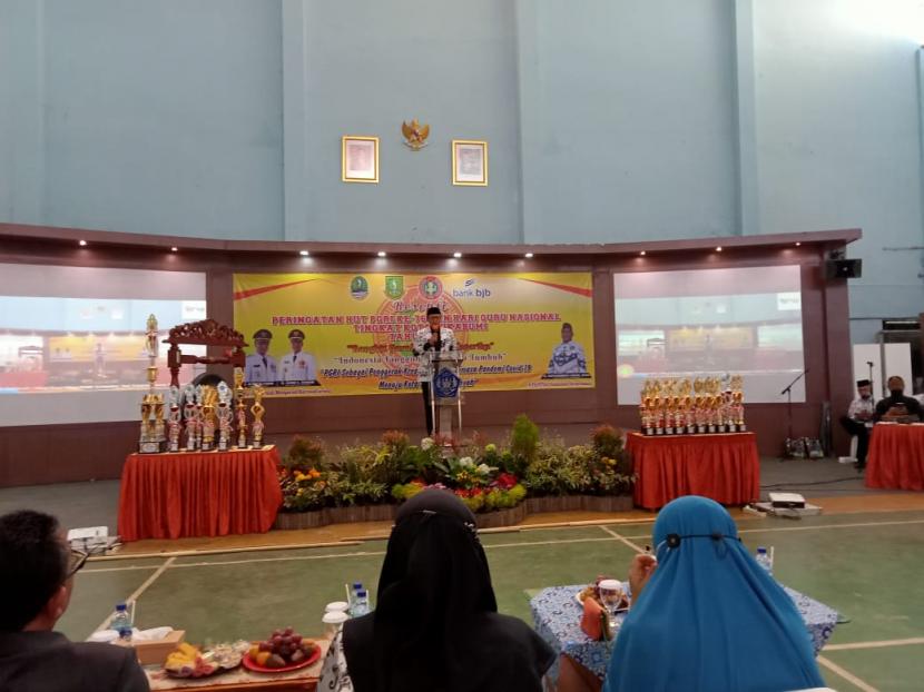 Peringatan Hari PGRI dan Hari Guru Nasional tingkat Kota Sukabumi di SMA 1 Sukabumi, Kamis (25/11)