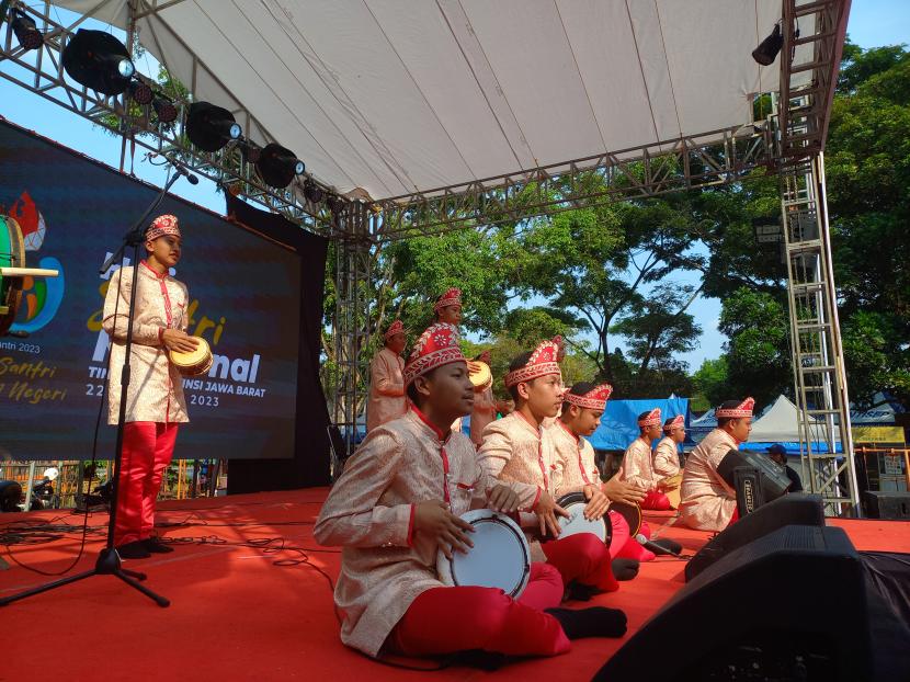 Peringatan Hari Santri Nasional 2023 tingkat Jawa Barat (Jabar) tahun ini dilaksanakan di Kota Tasikmalaya, Jumat (20/10/2023). 