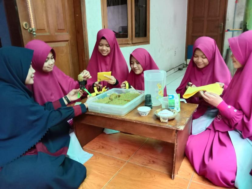 Peringatan Hari Santri tahun 2020, Lembaga Amil Zakat Nasional Panti Yatim Indonesia (PYI) Yatim dan Zakat menggagas tema Ketahanan Pangan dan Penghijauan dengan menanam hidroponik di seluruh asrama yatim dhu’afa.