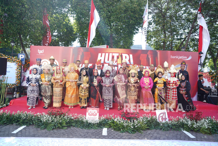 Peringatan Hari Ulang Tahun (HUT) Republik Indonesia Ke-80 dan sekaligus HUT PT Bank Pembangunan Daerah Jawa Timur Tbk (Bank Jatim) Ke-64 diwarnai dengan pelaksanaan Jatimers Defile 2025. Baju adat dari Sabang sampai Merauke yang digunakan oleh semua peserta ini mencerminkan kekayaan adat budaya tanah air yang berbeda-beda namun tetap satu.